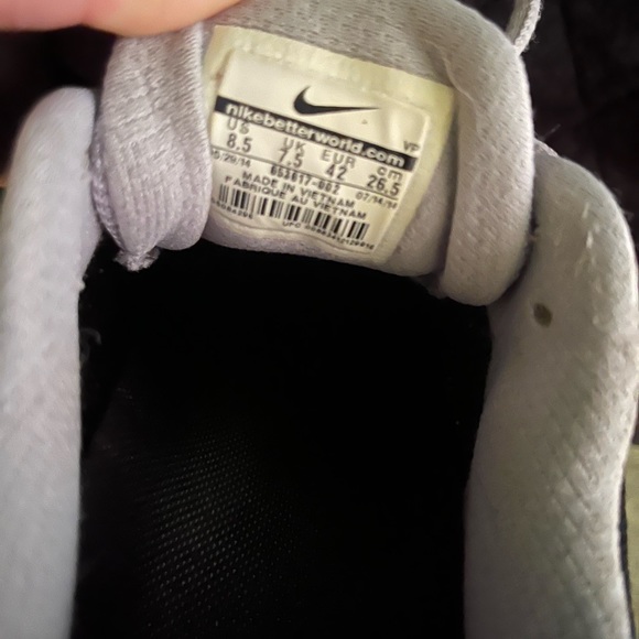 Nike shoes - Picture 4 of 5